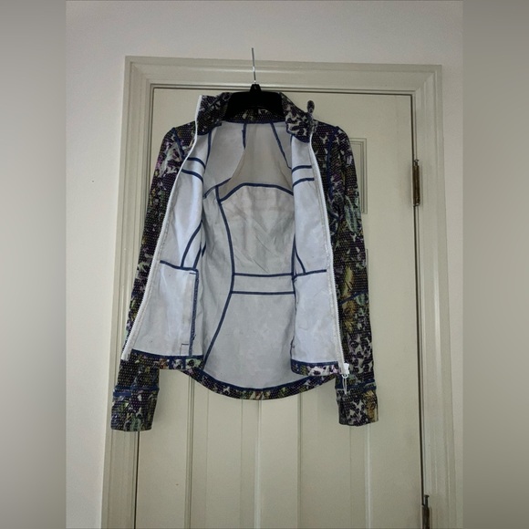 Lululemon Size 4 Vintage Camo Define Jacket With Thumbholes - Picture 3 of 7